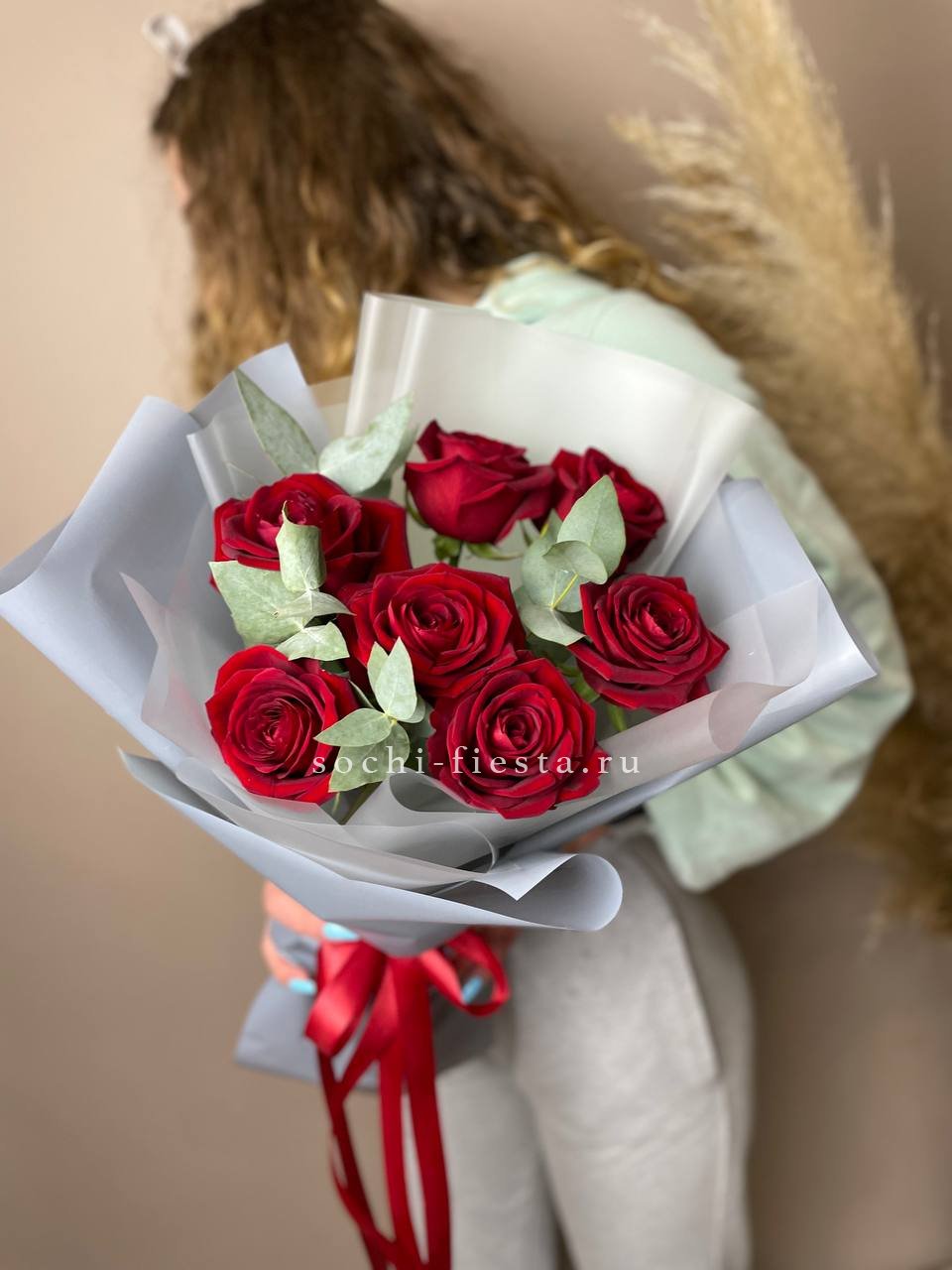 весенняя витрина флористической студии в Элисте с тюльпанами и ранункулюсами