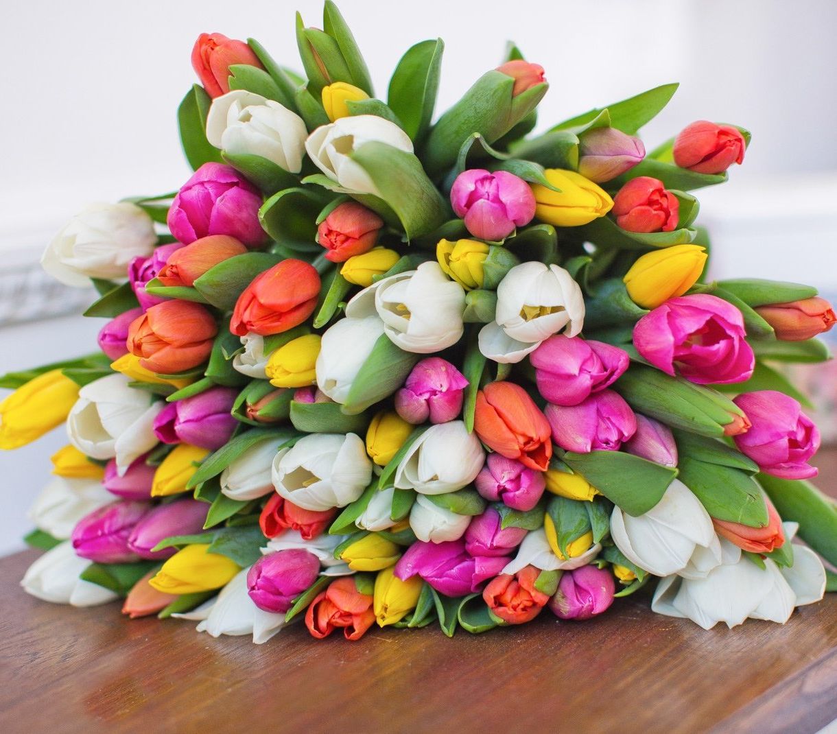 корпоративная композиция с розами и хризантемами для офиса в Элисте