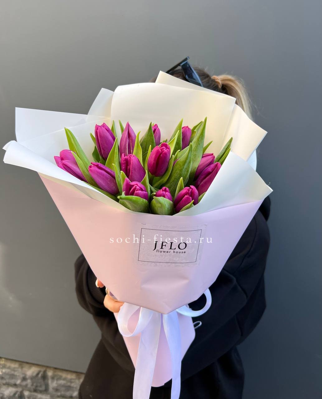 видовой каталог с розами и пионами в студии флористики в Элисте