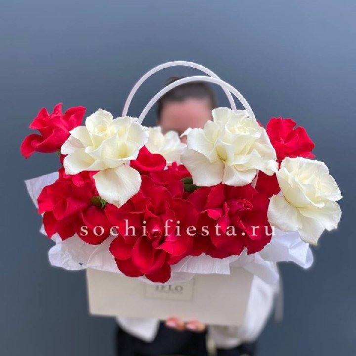 Сумочка  красных и белых роз в Элисте