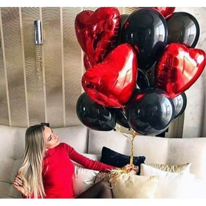 Фонтан из красных сердец с чёрными шарами  в Элисте