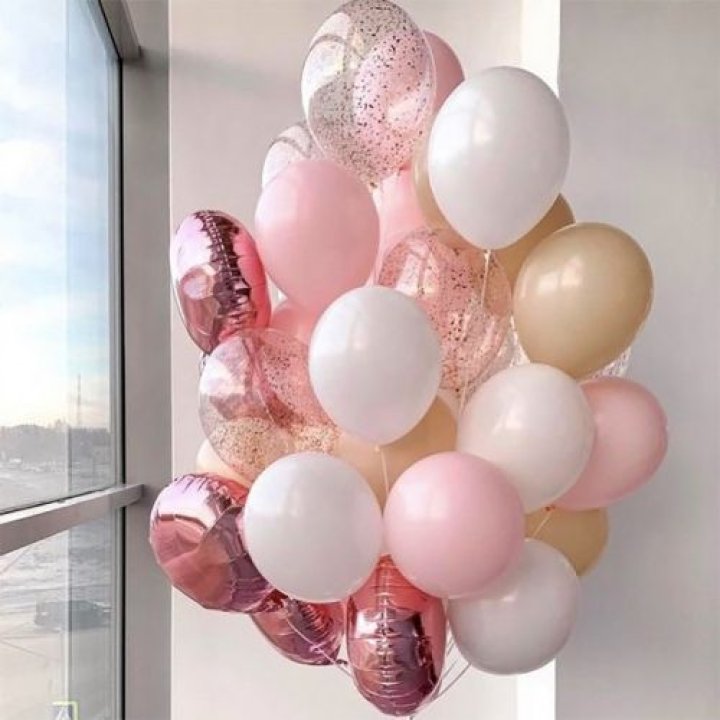 Фонтан шаров розового и белого цветов в Элисте