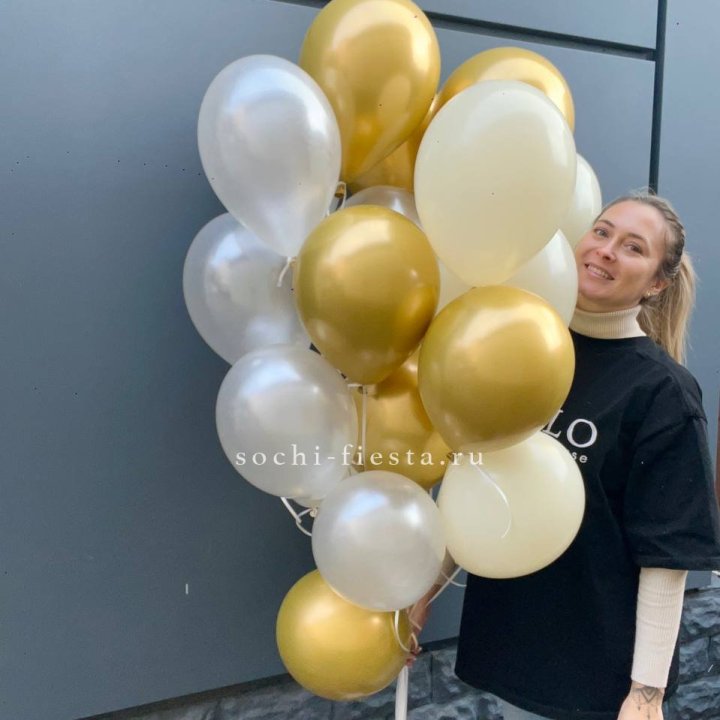 Облако шаров из белого и золотого оттенков в Элисте