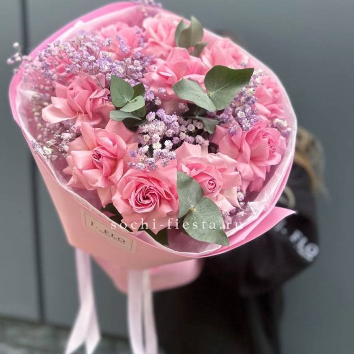 Розовые французские розы с гипсофилой в Элисте
