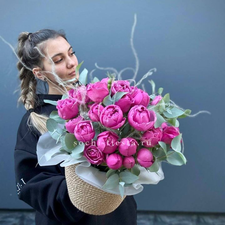 Пионовидные розы  в джутовом кашпо  в Элисте