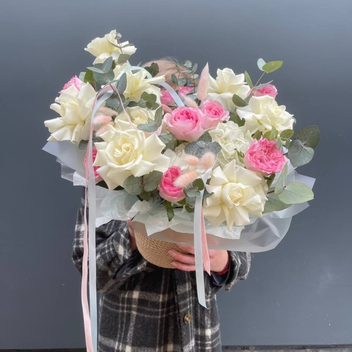 Кашпо с розами в Элисте