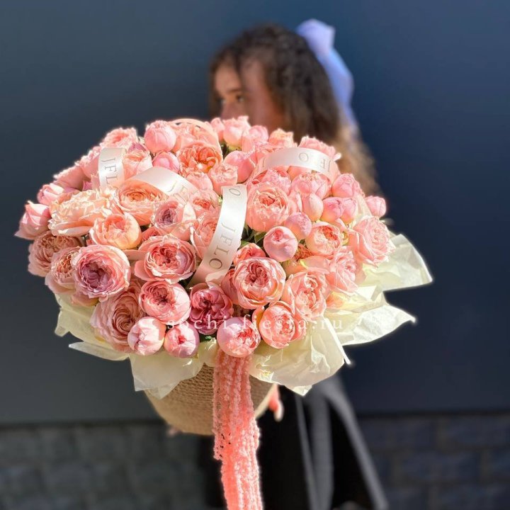 Кустовые розы Джульетта в джутовом кашпо в Элисте