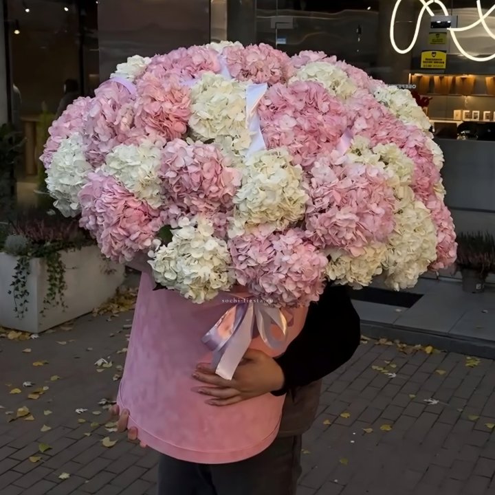 Дизайнерский цилиндр с гортензиями  в Элисте