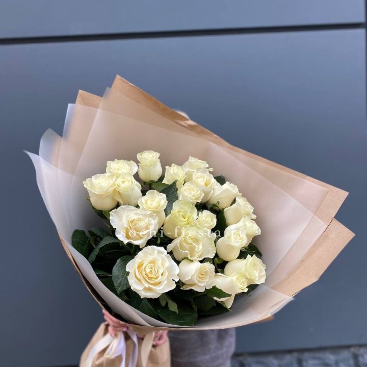  Букет  высоких белых роз   с доставкой в Элисте