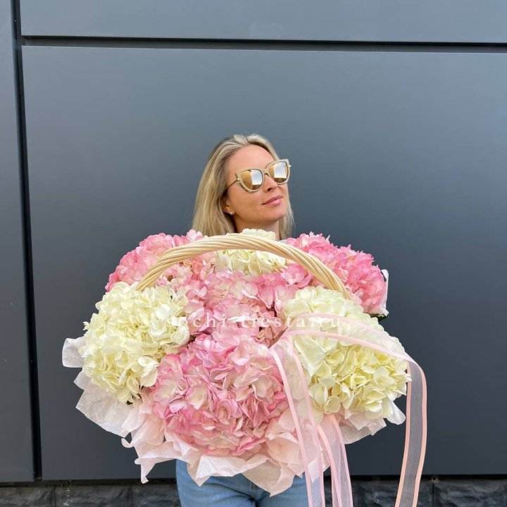 7 гортензий в корзине с доставкой в Элисте