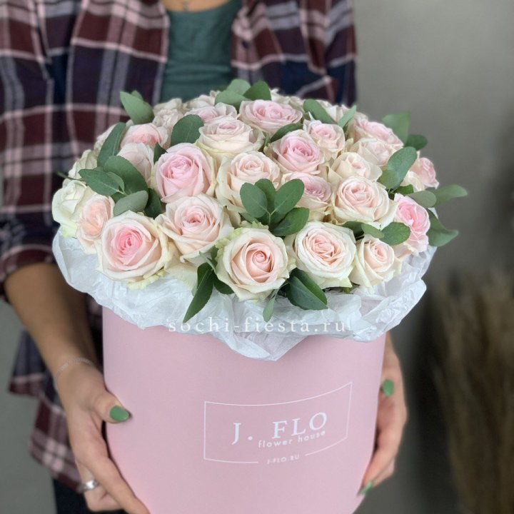 35 розовых роз в цилиндре в Элисте