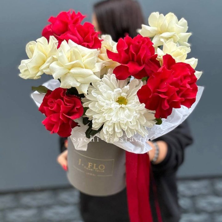 Французские розы с хризантемой в боксе в Элисте