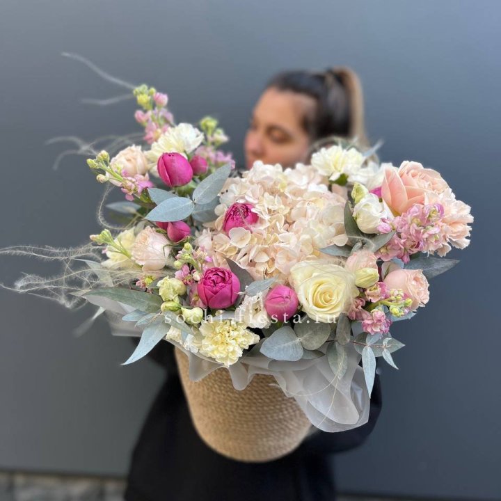 Цветочная композиция в джутовом боксе  в Элисте