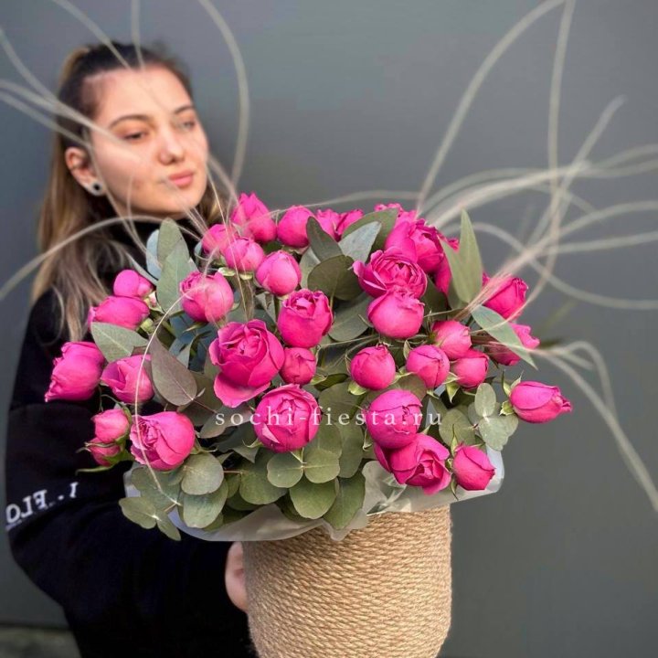 Пионовидные розы Мисти Бабблс в джутовом кашпо в Элисте