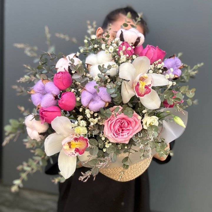 Орхидея и розы в джутовом кашпо в Элисте