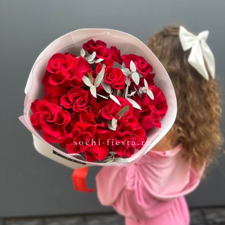 11 Красных французских роз с доставкой в Элисте