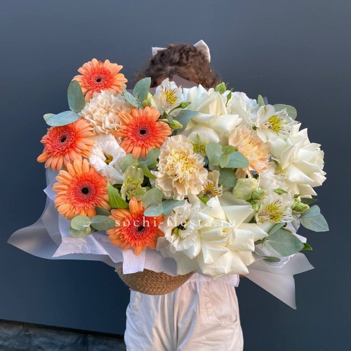 Розы и герберы в джутовом кашпо "Георгино" в Элисте