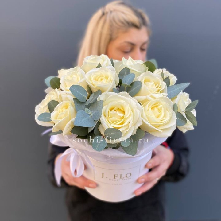 15 белых роз в боксе в Элисте