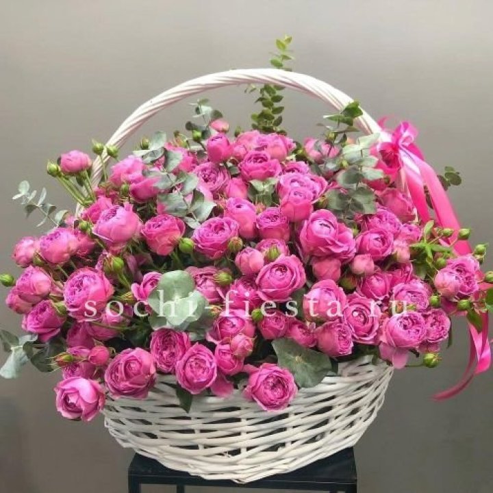 65 пионовидных кустовых роз в корзине в Элисте