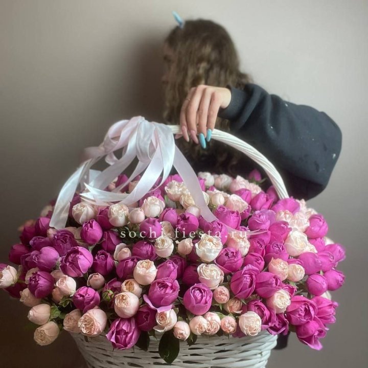 Премиум корзина пионовидных кустовых роз в Элисте
