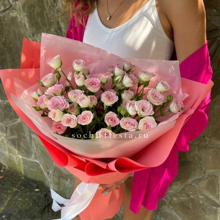 Розовые кустовые розы в Элисте