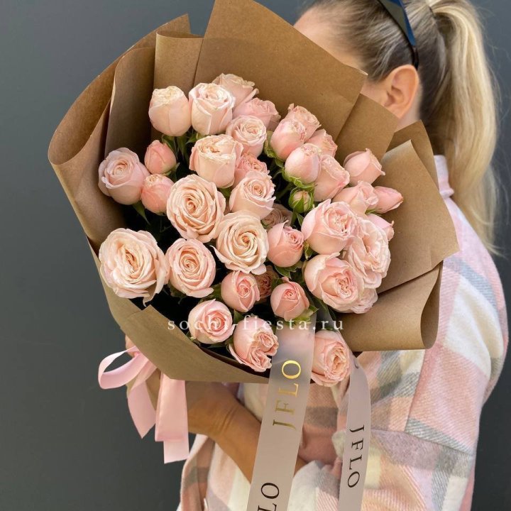 Кустовые розы Бомбастик в крафте в Элисте