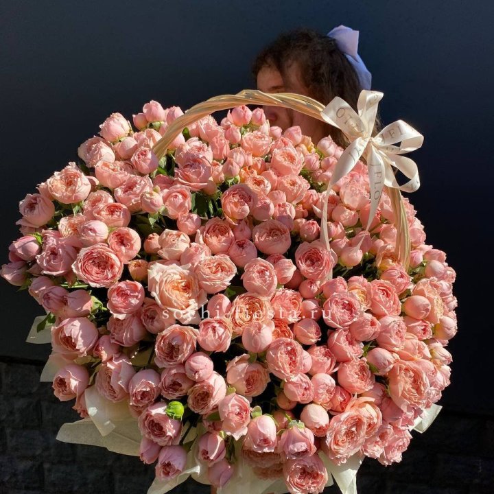 Корзина из пионовидных роз в Элисте