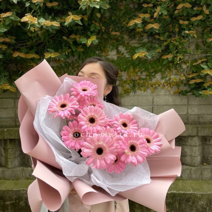 13 розовых гербер в Элисте