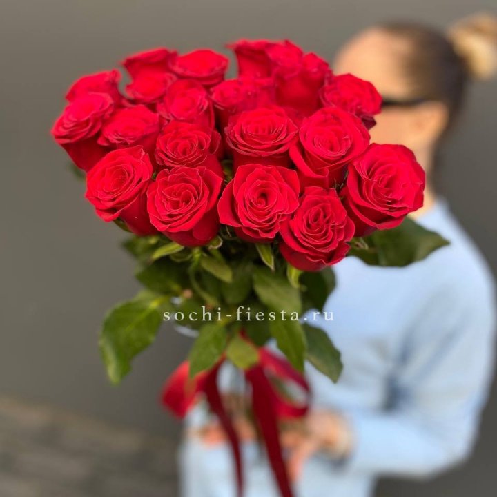 19 красных роз в Элисте