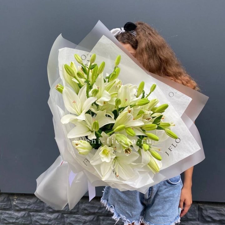 Букет  лилий "Воздушный"  с доставкой в Элисте