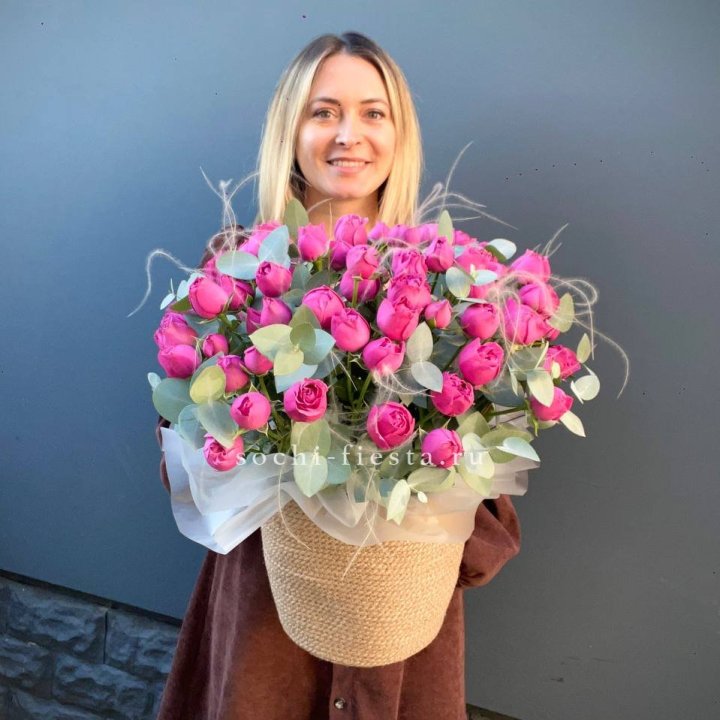 Пионовидные розы  в джутовом кашпо  в Элисте