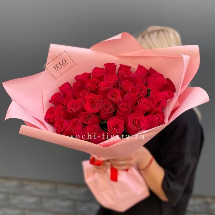 35 красных роз в Элисте