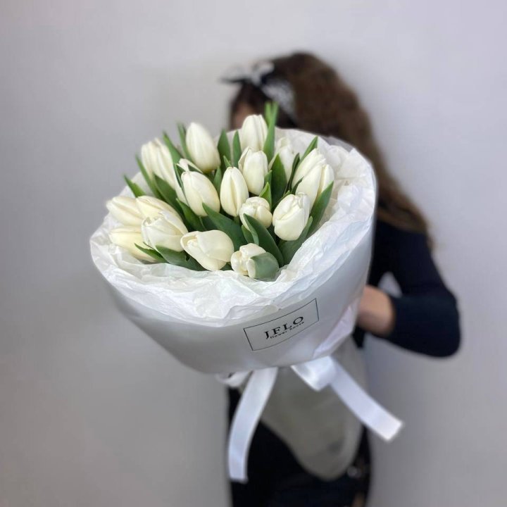  19 белых воздушных тюльпанов в Элисте