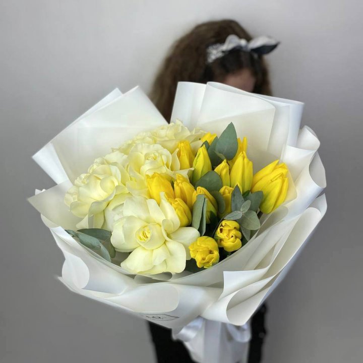 Дуо жёлтые тюльпаны и розы в Элисте