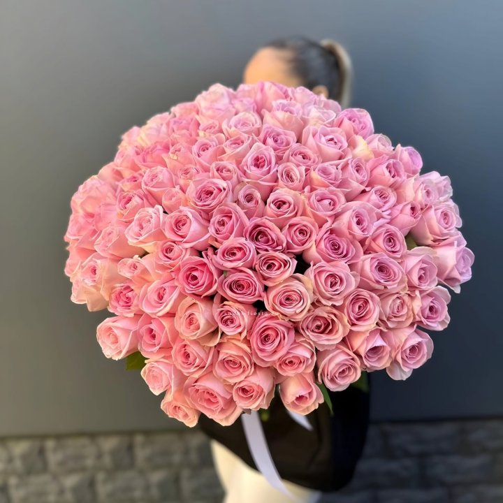 Охапка из 101 розовой розы в Элисте