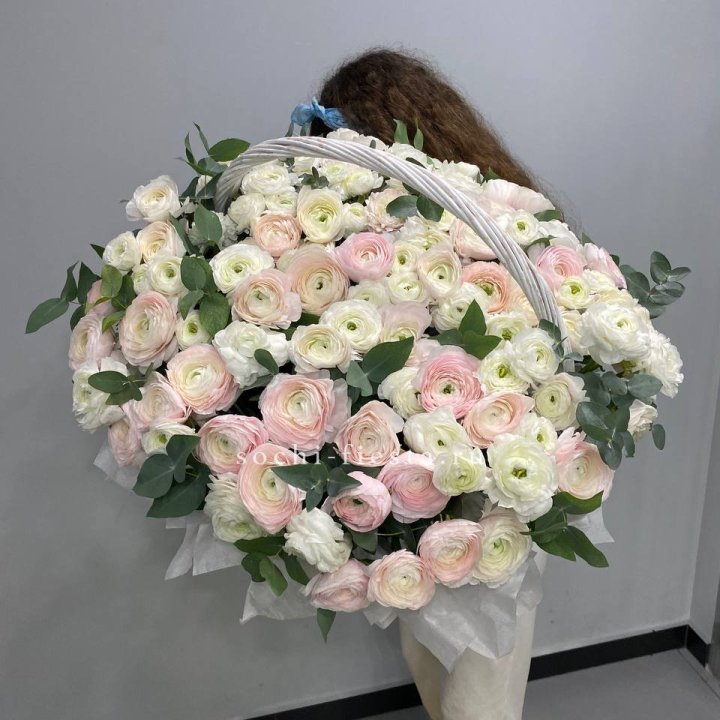 Ранункулюсы в корзине в Элисте