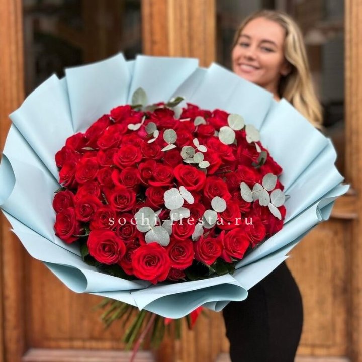 101 красная роза с эвкалиптом в Элисте