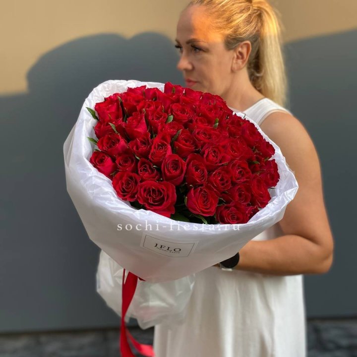 51 роза мадам ред в нежном оформлении с доставкой в Элисте