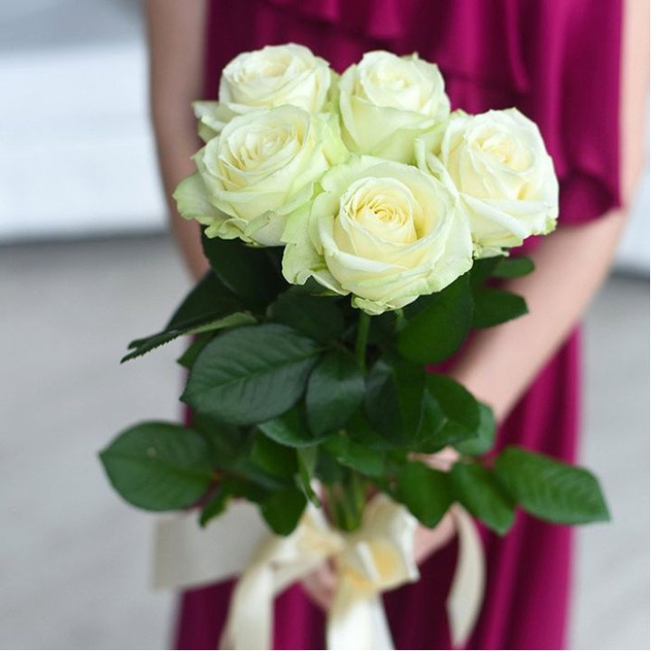 5 белых роз в Элисте