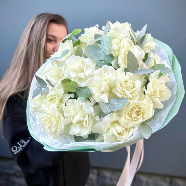19 Белых французских роз "Ноте бьянке" в Элисте