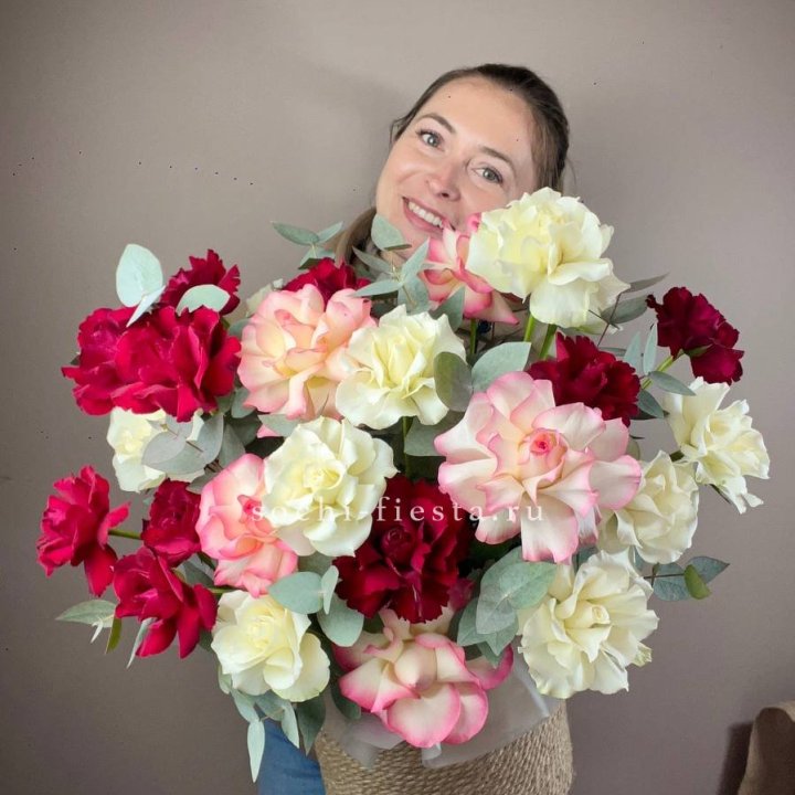 35 французских роз микс в джутовом боксе в Элисте