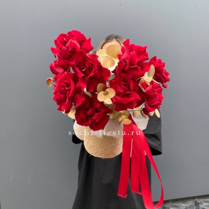 Красные французские розы в джутовом кашпо в Элисте