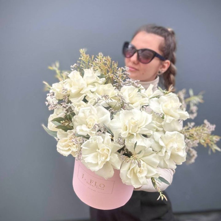 17 Французских белых роз в коробке Афина в Элисте