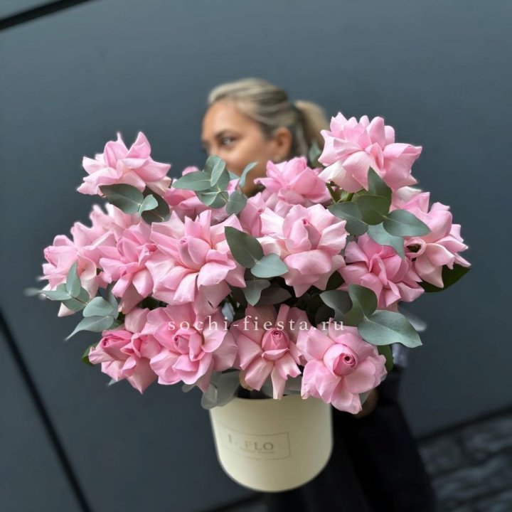 17 Розовых французских роз в боксе в Элисте