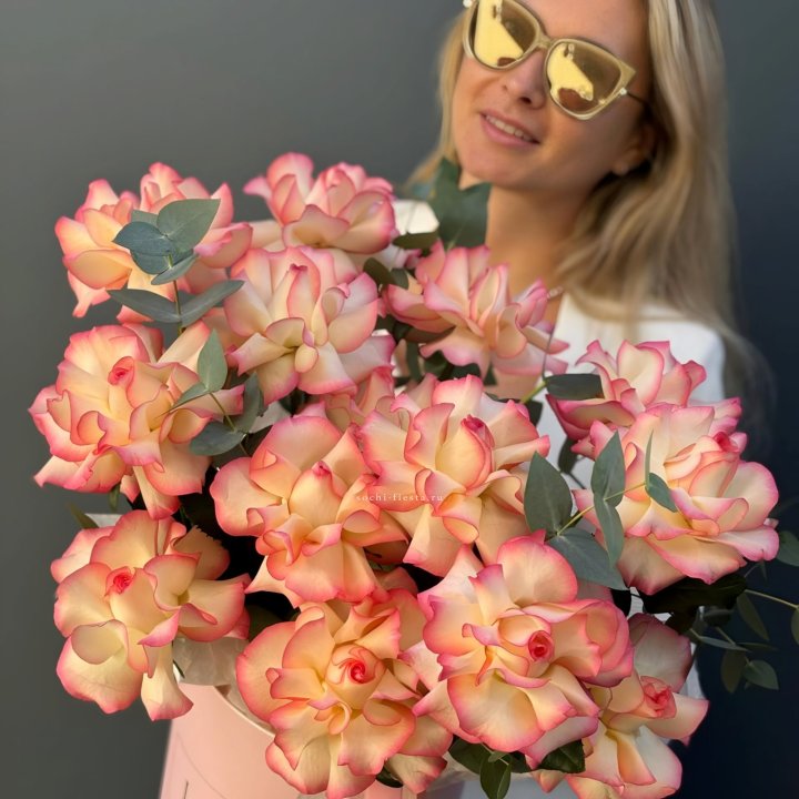 15 французских  роз Джумилия в боксе с доставкой в Элисте