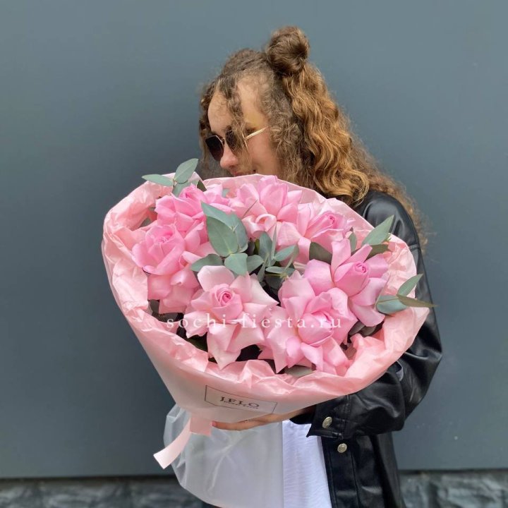 7 розовых роз в Элисте