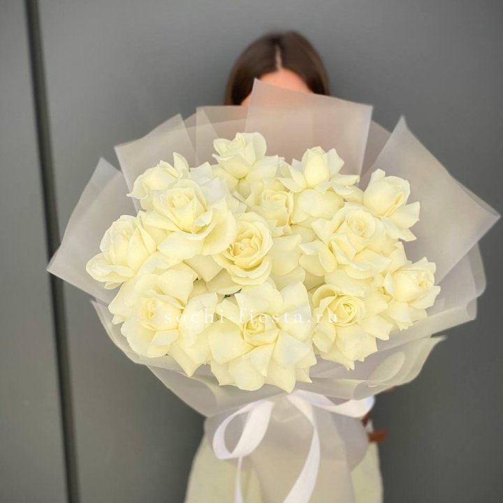 13 белых роз в Элисте