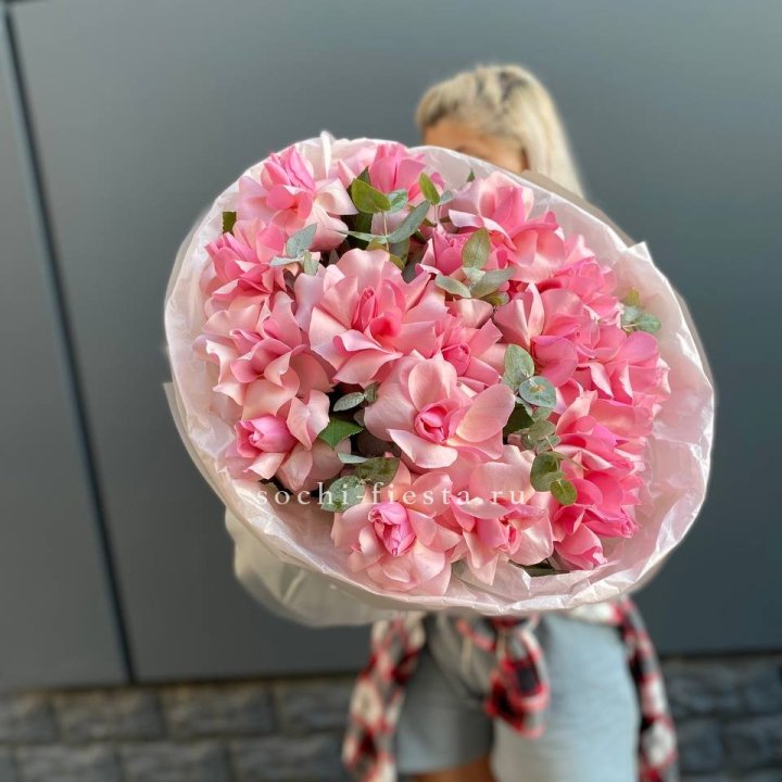 17 розовых роз в Элисте