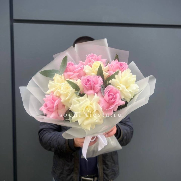 11 бело-розовых роз с доставкой в Элисте