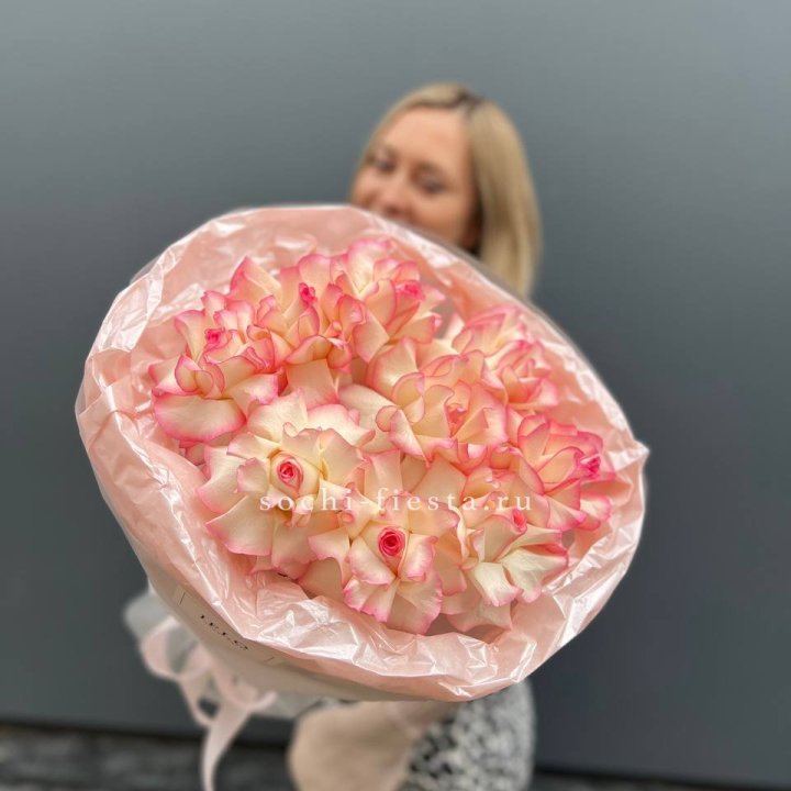 9 французских роз Джумилия в нежном оформлении в Элисте